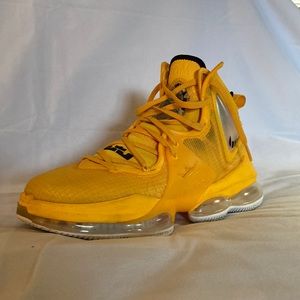 Lebron basketball shoes worn 2 times very little wear and don’t smell